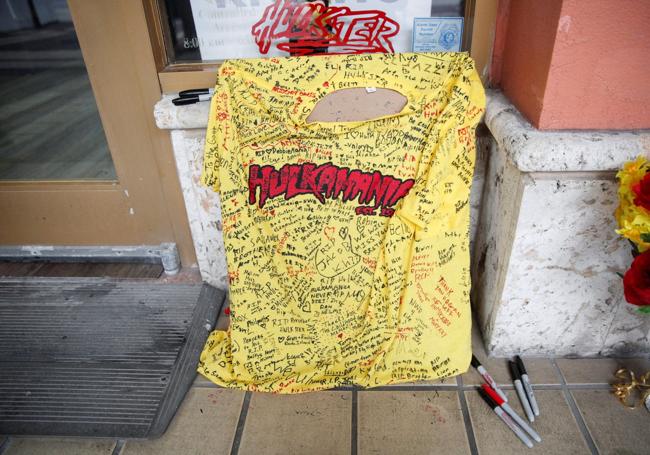 Fans dejan mensajes sobre una camiseta de Hulk Hogan.